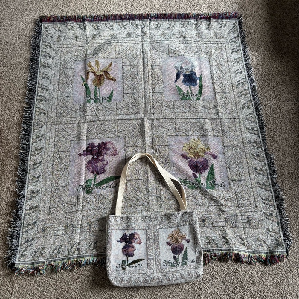 Mohawk Home Throw Blanket Bag Tote Iris Michigan Pride Matinee Idol Siberian